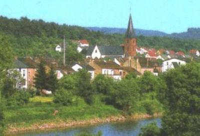 Ortsbild mit Kirche vor 1980